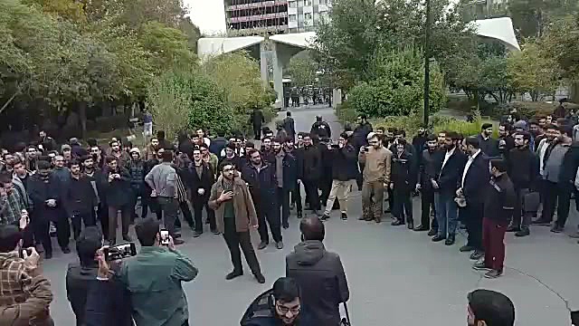 تجمع دانشجویان مقابل سردر دانش...