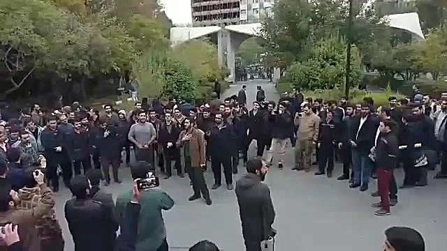 تجمع دانشجویان مقابل سردر دانش...