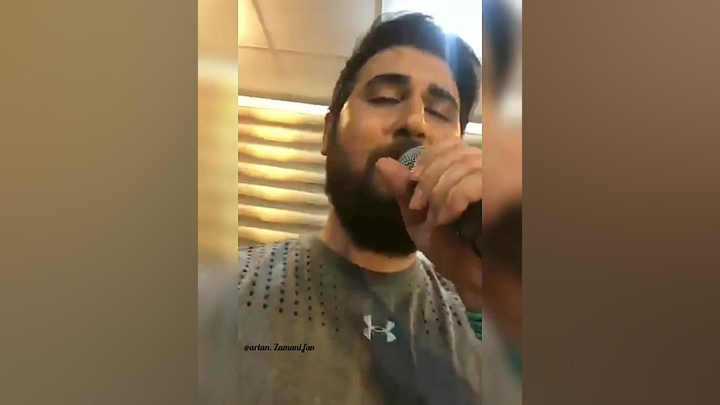 لایو حامد زمانى در حال خوندن د...