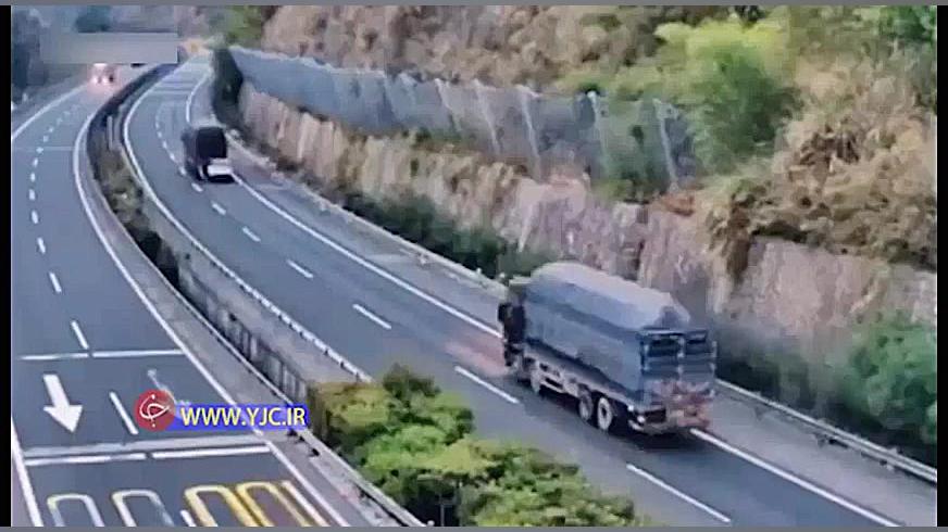 کشیده شدن خودروی شاسی بلند پس...