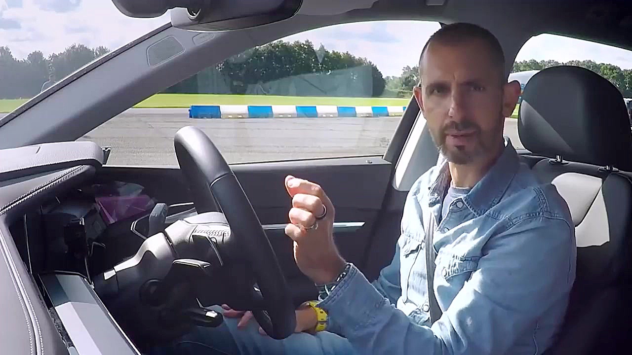 درگ تسلا مدل X با آئودی E Tron