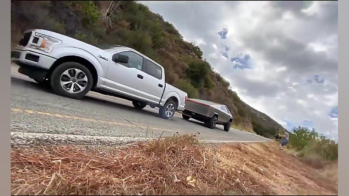 زورآزمایی سایبرتراک و فورد F15...