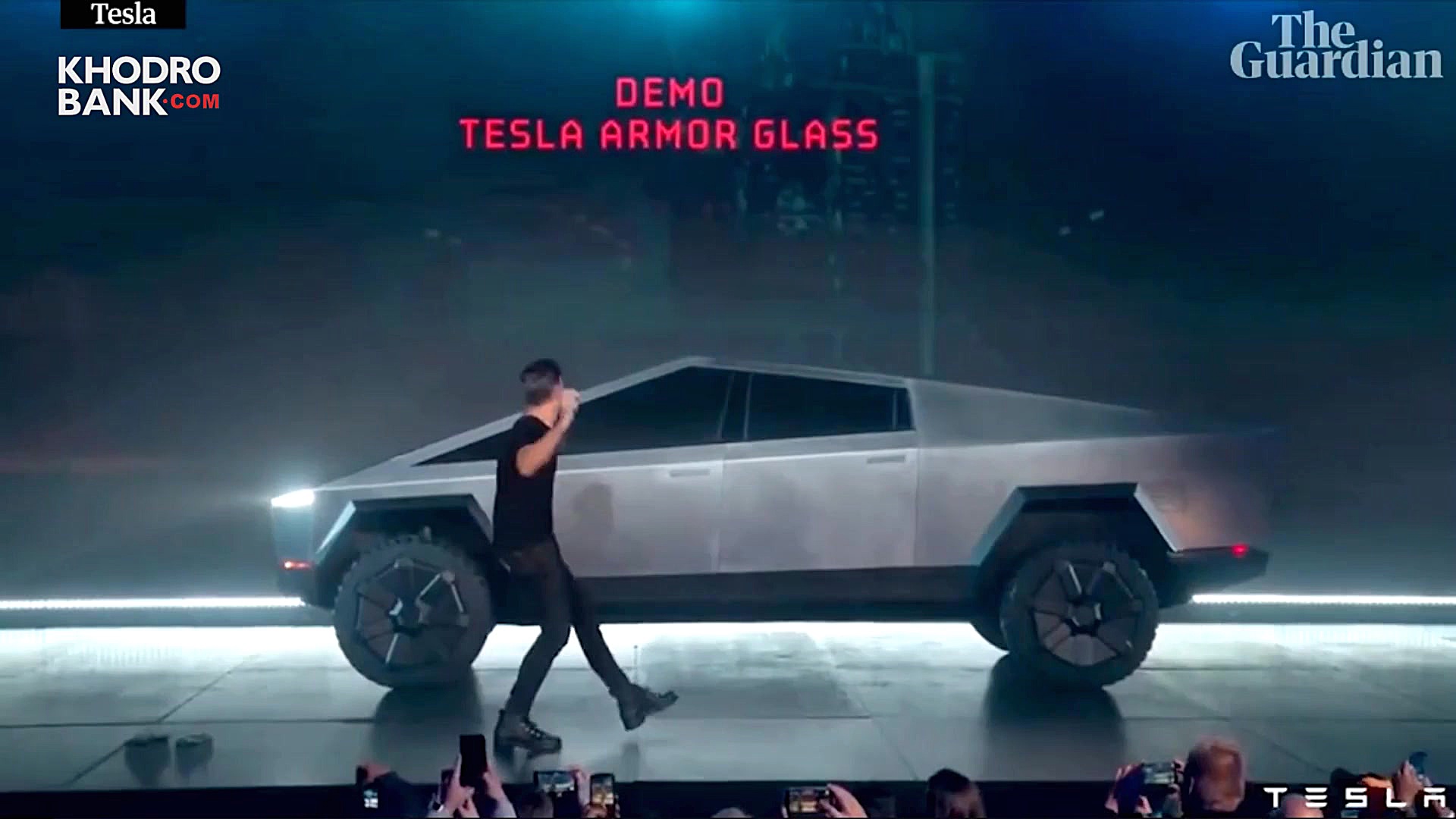 لحظه شکسته شدن شیشه پیکاپ تسلا...