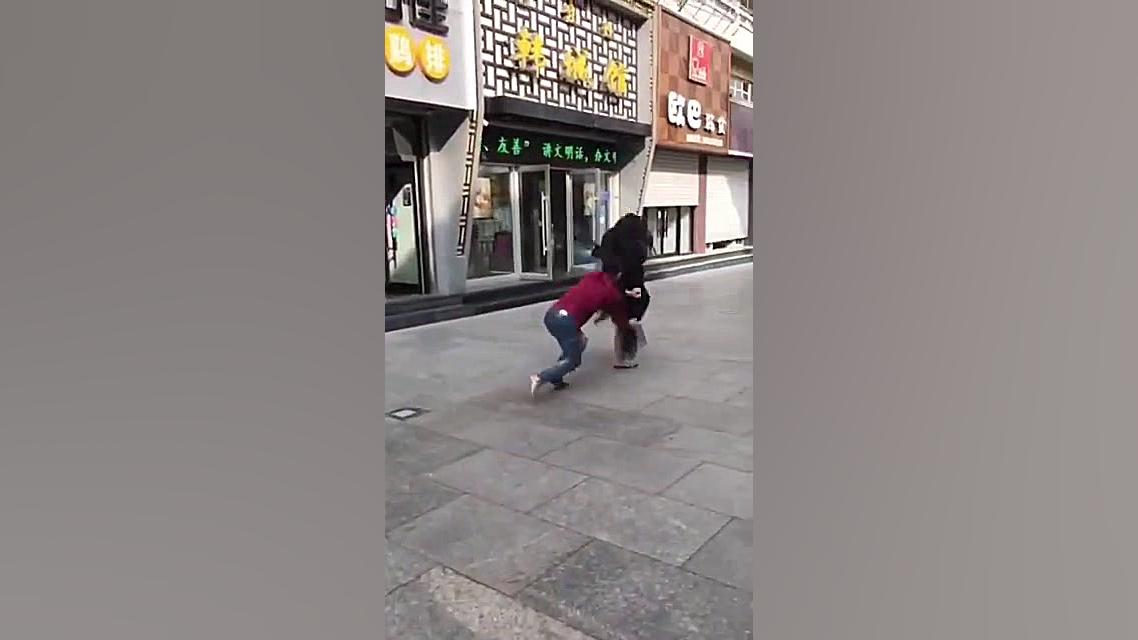 دوس دخترش زیاد اهل این سوسول ب...