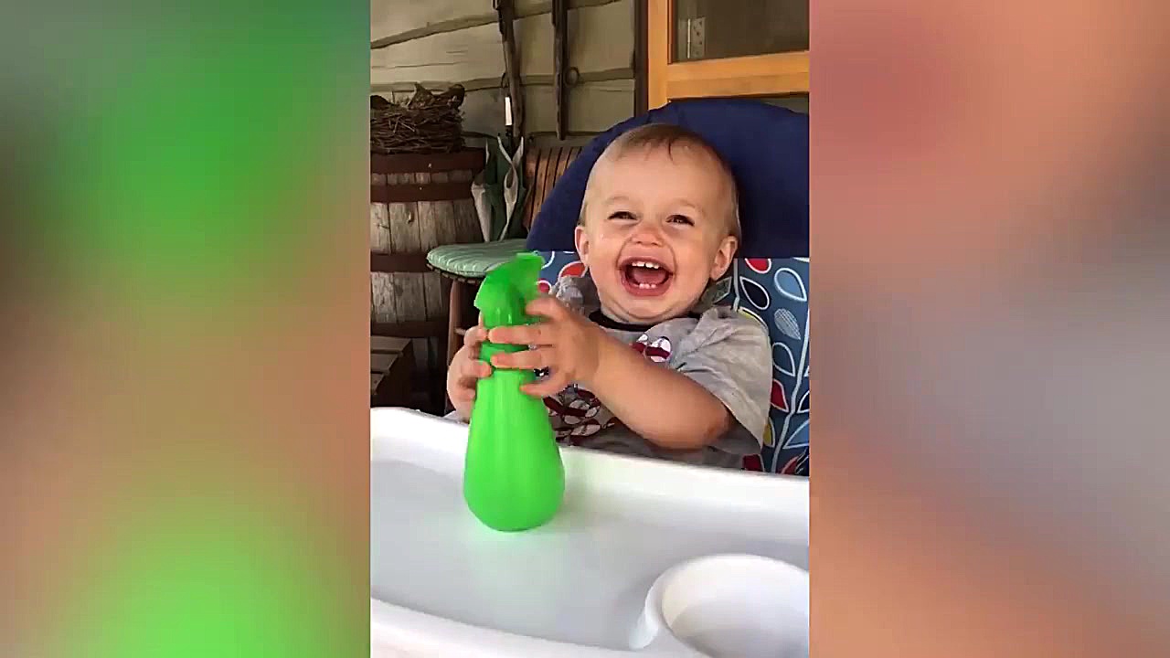 آب بازی خنده دار کودکان