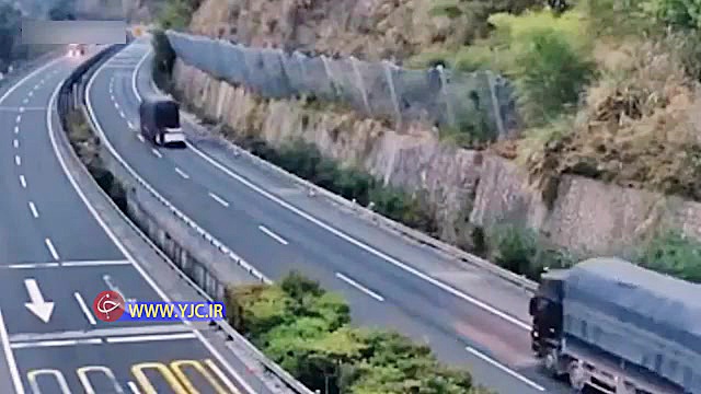 کشیده شدن خودروی شاسی بلند پس...