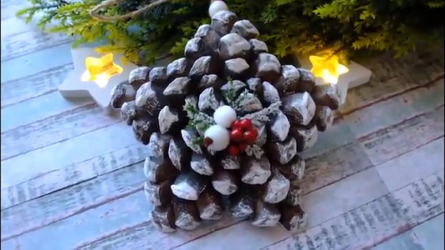 آویز ستاره با میوه درخت کاج