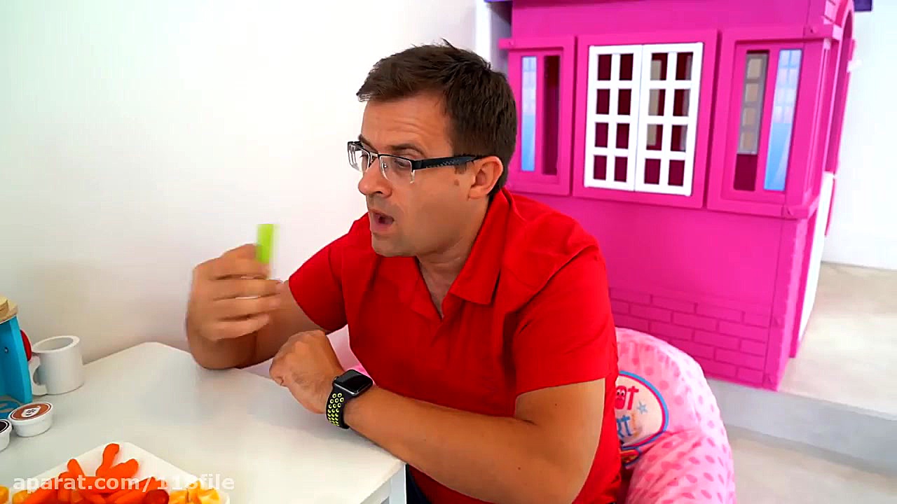 دیانا و آشپزی با اسباب بازی ها...