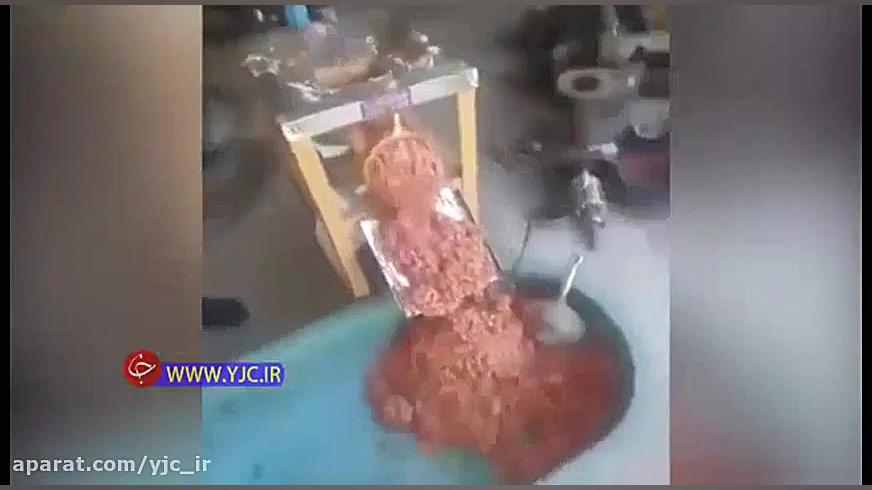 چرخ کردن گوشت مرغ با سر و پر!