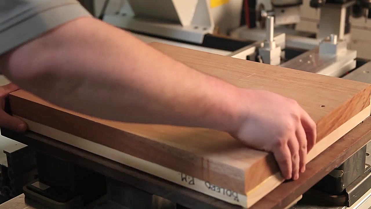 تایم لپس برش بدنه گیتار الکتری...