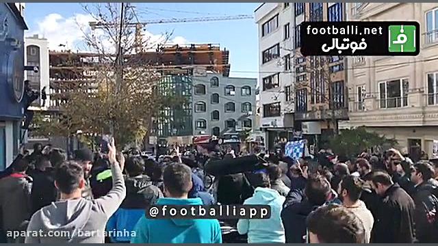 شعار هواداران استقلال در حمایت...