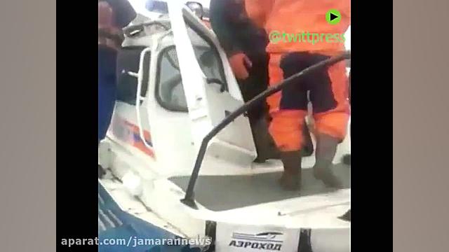 نجات گوزن از روی رودخانه یخ زد...