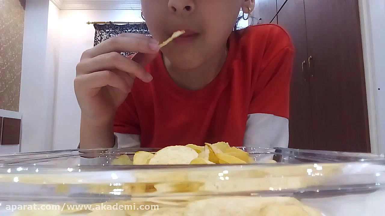 چالش آسمر:خوردن چیپس و پاستیل