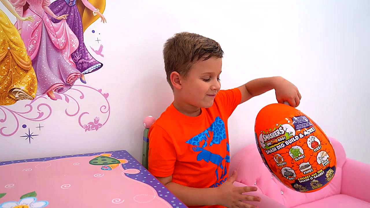 Diana and Roma pretend to play...