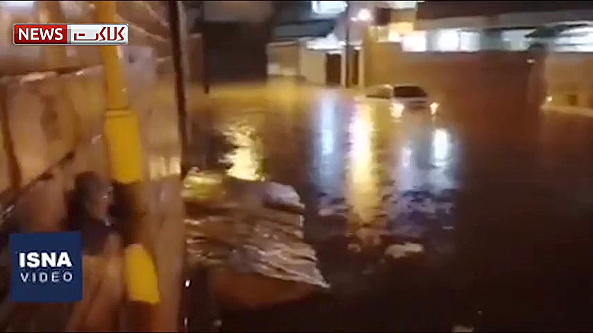 غرق شدن خودروها در خیابان های...