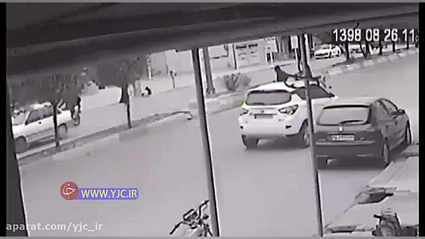لحظه برخورد راکب موتورسیکلت با...