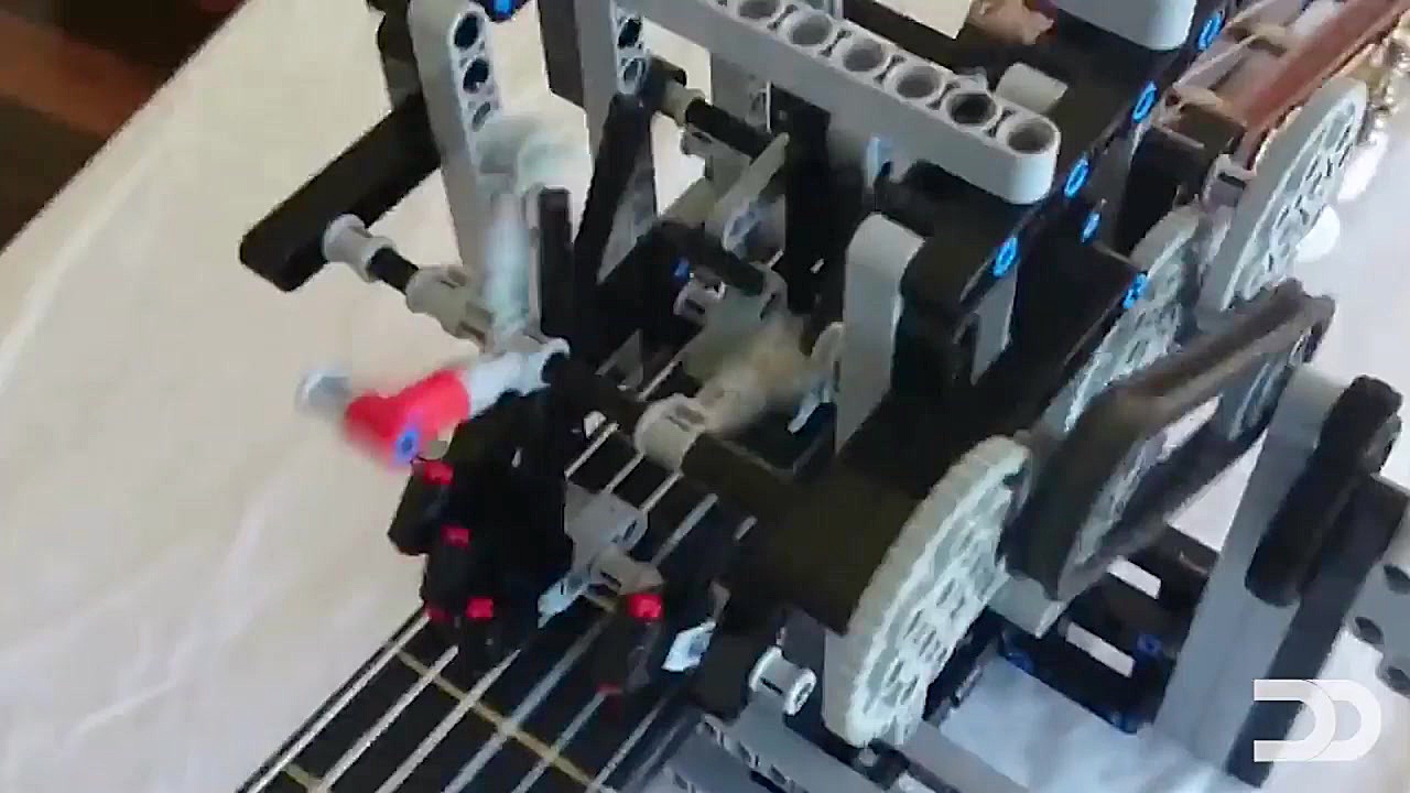 رباتی که گیتار می نوازد!!! | د...