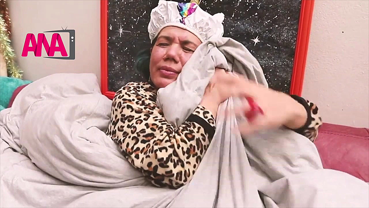 ازدواج عجیب یک زن با لحاف روتخ...