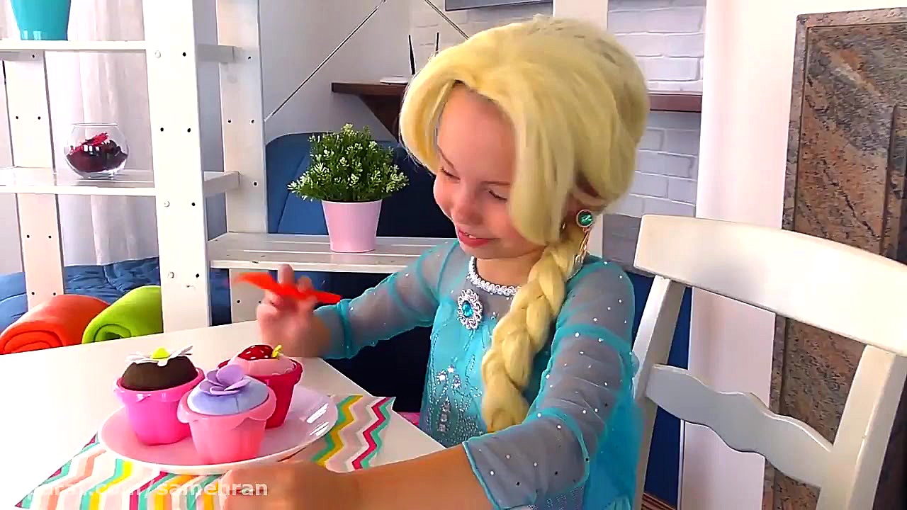 آلیس وانمود میکنه ملکه شده و ت...