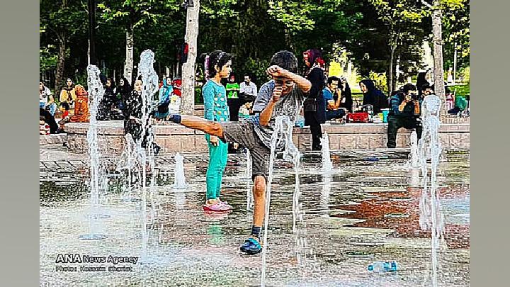 عکسهای بچه ها در حال آب بازی ک...