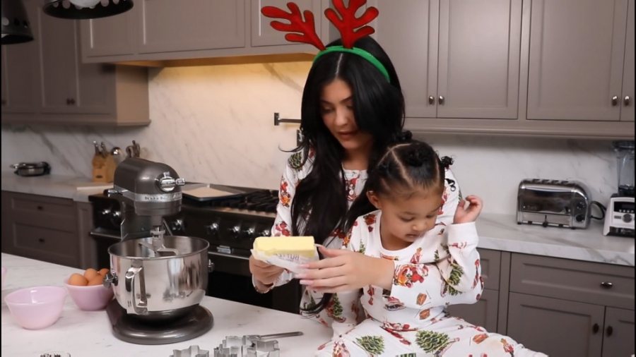 مادر جوان و دختر کوچولو در حال...