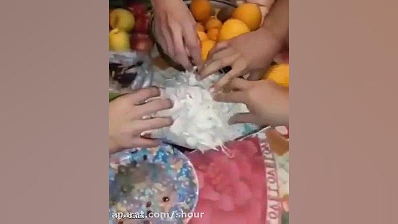 مسابقه پشمک خوری دانشجو ها