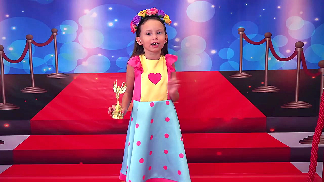 آلیس لباس های قشنک می پوشد و ب...