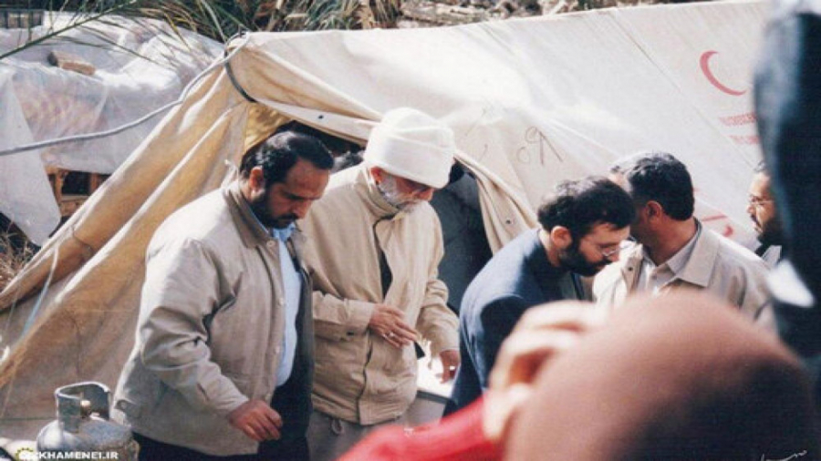 رهبر انقلاب در لباس شخصی در حا...