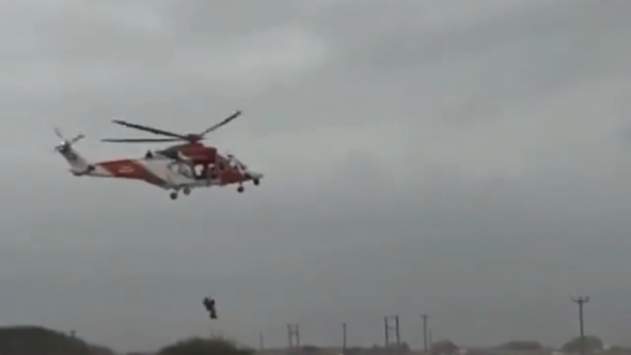 لحظه نجات شخص گرفتار در سیل از...