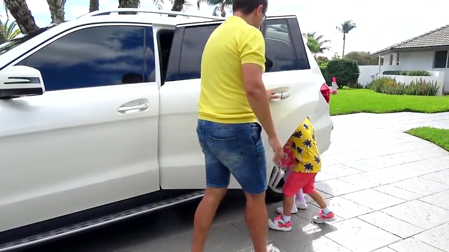 دایانا با New Toy Bus بازی می...