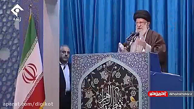 لحظه ورود رهبر انقلاب به نماز...