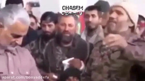 وقتی سپهبد سلیمانی دست سرباز خ...