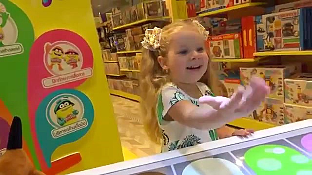 دایانا در سوپر مارکت بازی می ک...