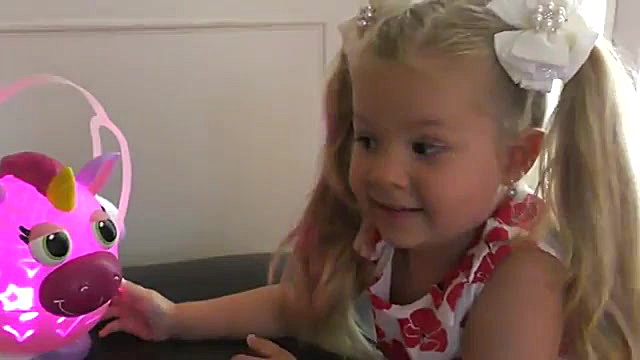 دیانا وانمود می کند که با مجمو...