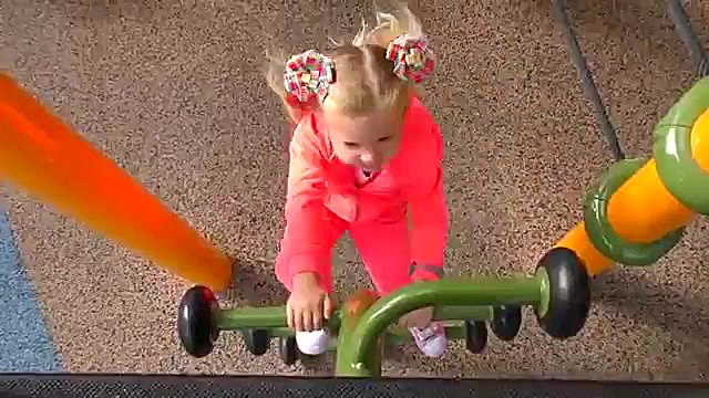 دختر کوچک دایانا سرگرم کننده ب...