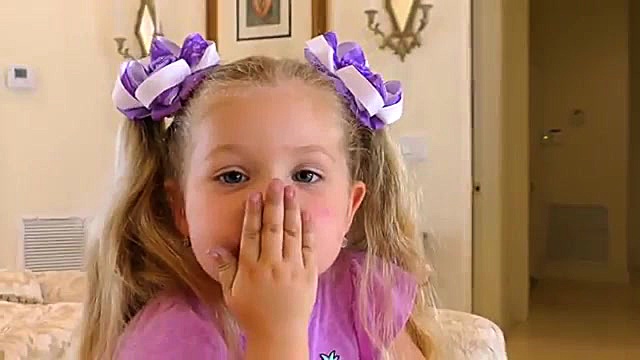 دایانا با تخم مرغ های سورپرایز...