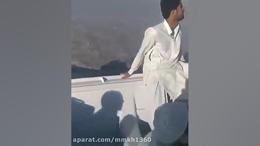 شتر سواری در داخل سیلاب