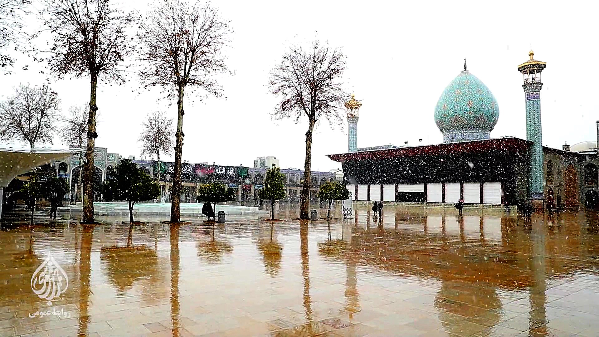بارش برف در حرم حضرت شاهچراغ(ع...