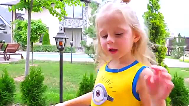 استیسی وانمود می کند که با اسب...