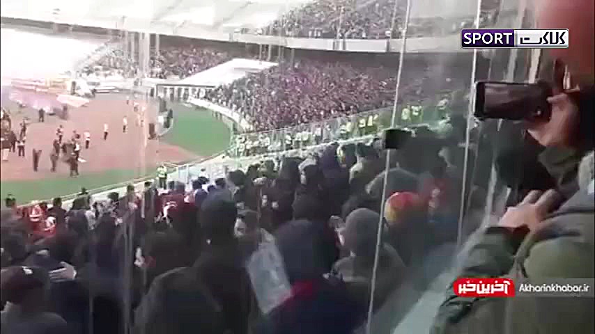 درگیری و سنگ پرانی هواداران در...