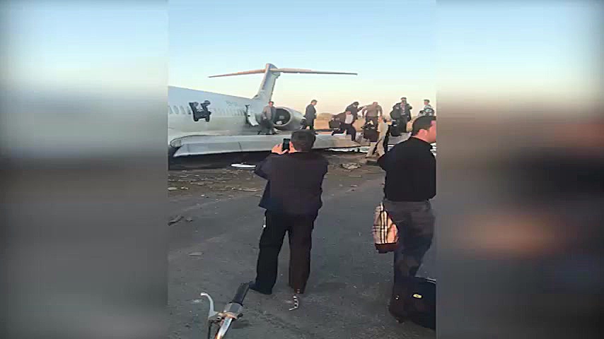 خروج هواپیما از باند فرودگاه د...