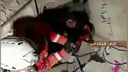 نجات مادر و کودک گرفتار زیر آو...