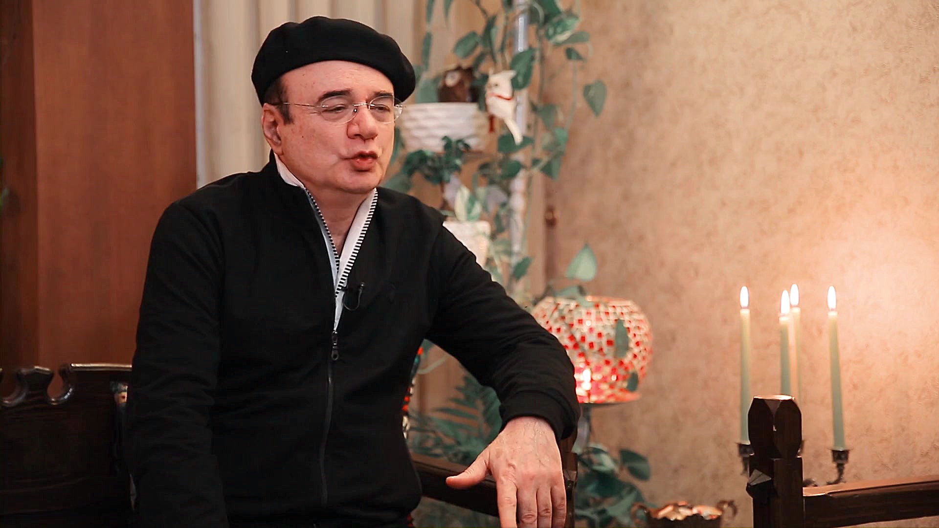 مصاحبه با منوچهر صهبایی درباره...