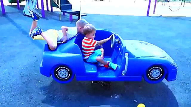 زمین بازی در فضای باز برای تفر...