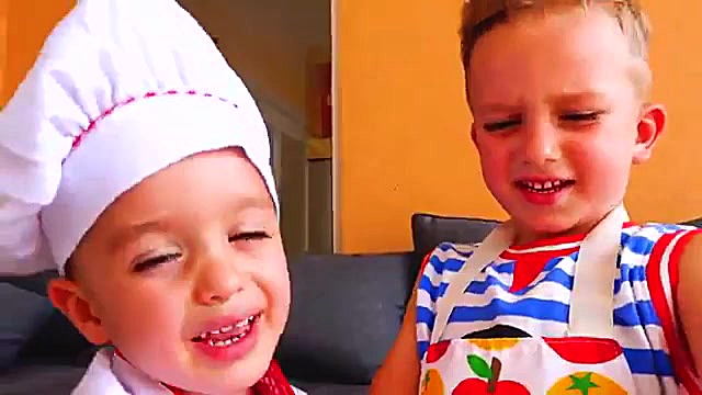 ولد و نیکیتا اسباب بازی ها را...