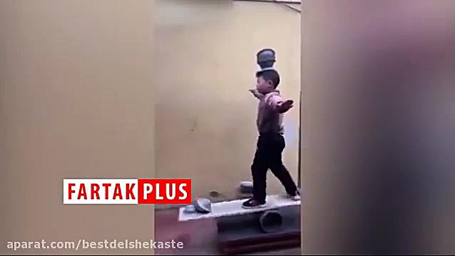حرکات نمایشی پسربچه چینی با کا...