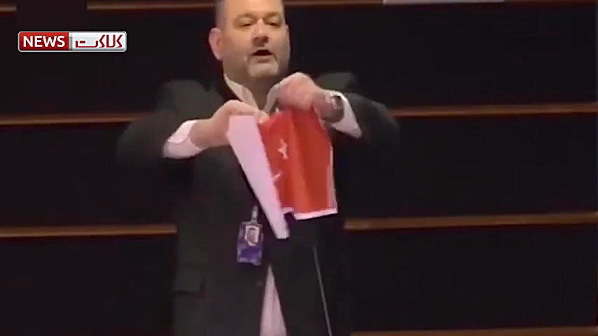 توهین عجیب نماینده یونان به پر...