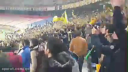 شعار هواداران سپاهان در بازی ب...