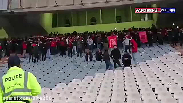 تشویق هواداران تراکتور پس از ش...