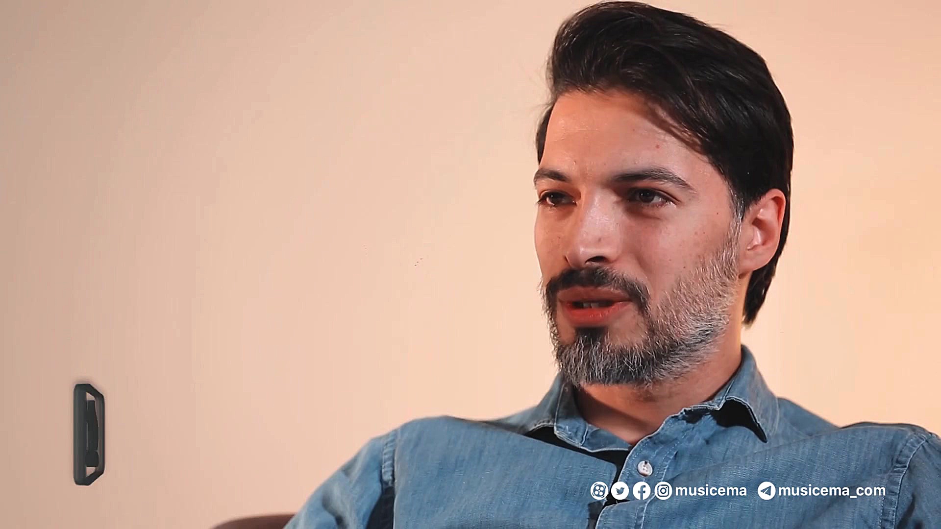 داریوش آذر: از خواننده سالاری...